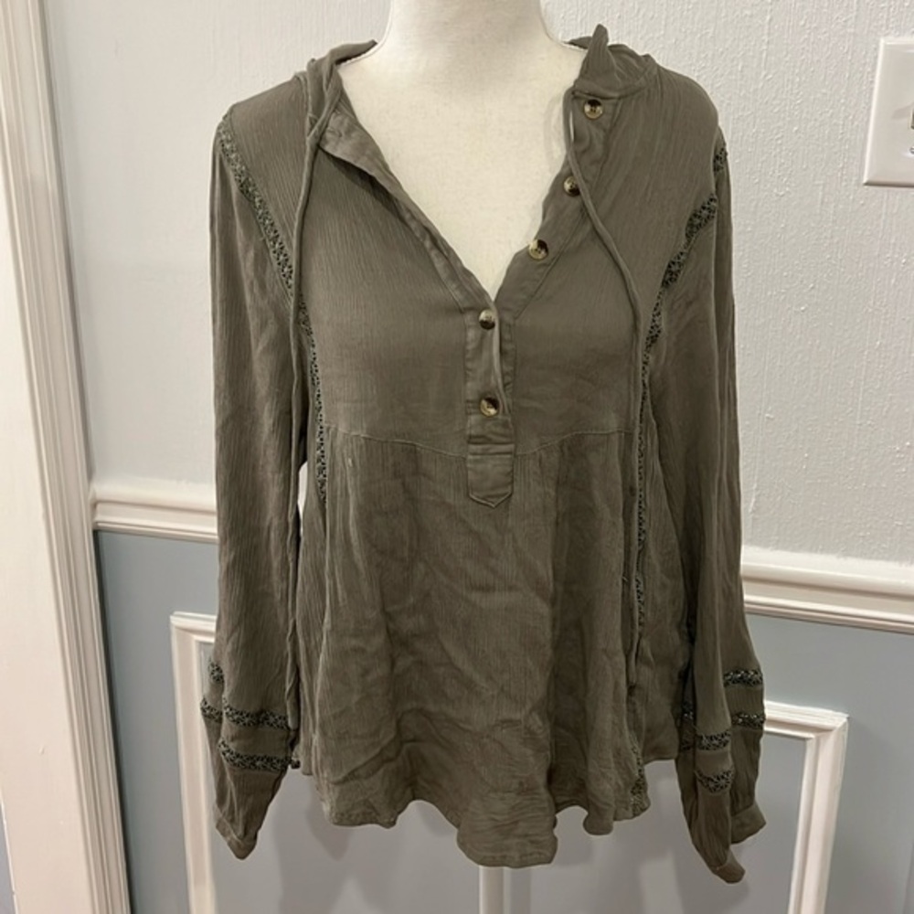 LIKE NEW ARMY GREEN LONG SLEEVE LOOSE BLOUSE WITH HOOD - SIZE SMALL